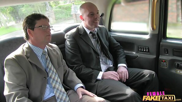 සරාගී බබෙක් ඊවා ලොවියා ඇයට හැකි තරම් ගැඹුරට පෙකර් ගන්නවා