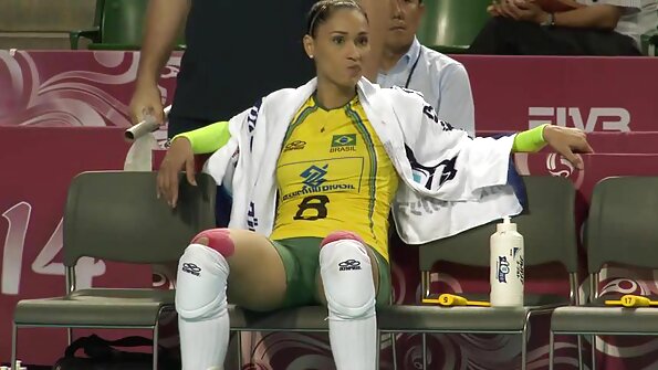 කුඩා කළුවර ජෙසබෙල් වෙසීර් මුව උරා බොන අතර සේවාදායකයා සමඟ ලිංගිකව හැසිරෙයි