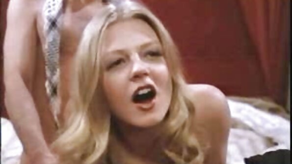 කාර්යබහුල ගෘහණියක් වන ඇන්ජලිනා ඩයමන්ටි ඇගේ රසවත් පුකේ සමඟ සෙල්ලම් කරයි