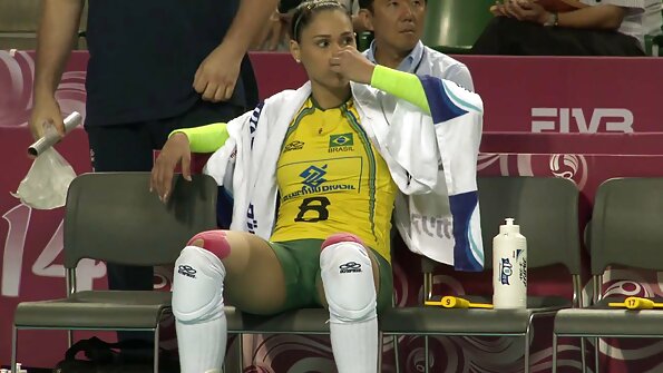 Ellie Eilish කෙලෙසන අතරතුර ඇගේ ක්ලිට් මත කුඩා කම්පන යන්ත්‍රයක් භාවිතා කරයි