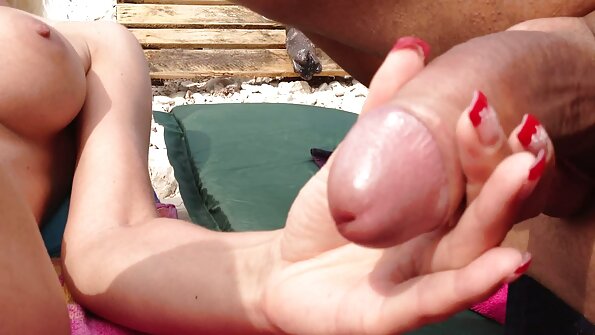 ස්ටෙෆානියා නම් අඳුරු හිසකෙස් ඇති අම්මා ඇගේ තෙත් පුකේ සමඟ සෙල්ලම් කරයි