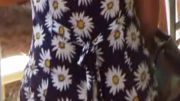 Horny brunette පිරිමි ළමයින් දෙදෙනෙකු සමඟ ලිංගිකව හැසිරුණා