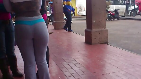 විශාල තනපට සහිත Ebony Milf Robby Echo ලිංගිකව හැසිරෙන අතර Blojob ලබා දෙයි