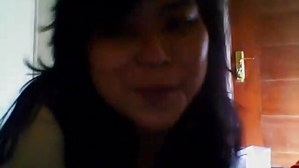 ජඩා ස්ටීවන්ස් විශාල බූරුවෙකු සමඟ විශාල කළු කුකුළෙකු මතට පනියි