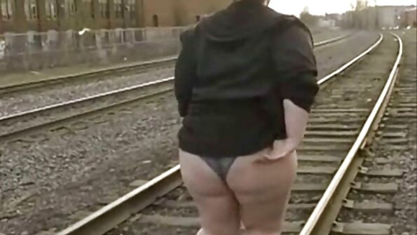 කාර්යබහුල brunette කාර්යාලයේ ලිංගිකත්වයට කැමතියි