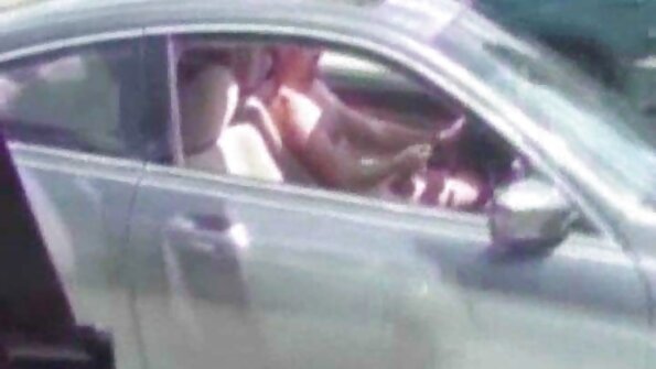 වක්‍ර දුඹුරු උදැල්ල ඇම්බර් ඇලෙනා දෘඪ තැටිය උරා බොමින් සාලයේදී පහර දෙයි