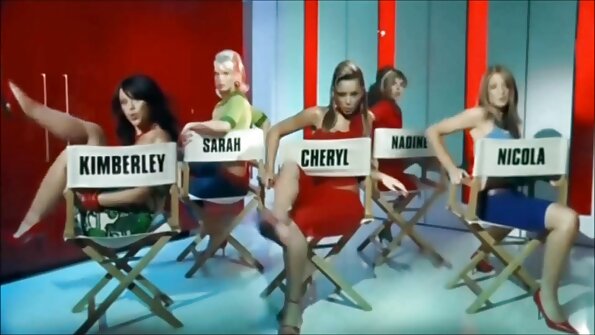 Brunette කුකුළා සමග කුකුළා පිපිරවීමට සලස්වයි