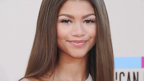 ප්‍රීතිමත් රන්වන් කාන්තාව ඇයට අවශ්‍ය දේ ලබා ගත්තාය