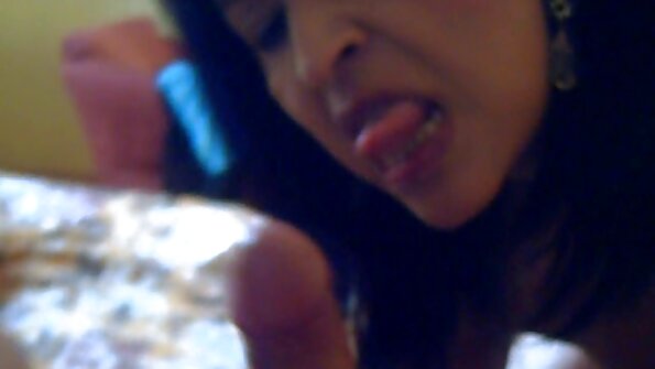 රවුම් බූරු පැටියා කුකුළා උරා බොයි