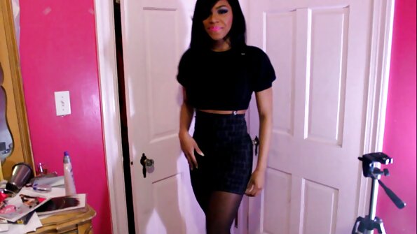 ලූනා ස්ටාර් එයාගේ ලොක්කාට කෙලවනවා