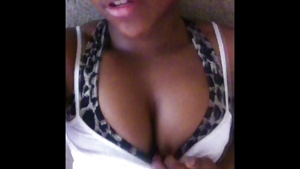 Brunette ඩික් උරන්නයි හදන්නේ