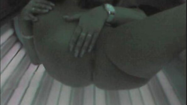 මොනික් ඇලෙක්සැන්ඩර් ඇගේ ගුද කුහරය විදින අතර මුහුණ ක්‍රීම් කරයි