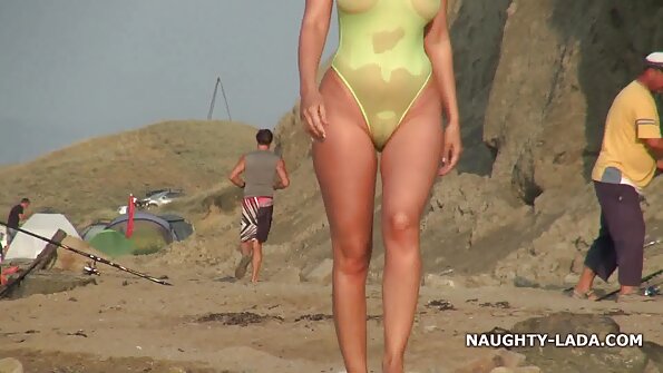 Layna Landry දණින් වැටී සිටින විට ගැඹුරින් ගිලී සිටී