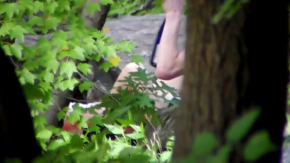 කැරිස්මැටික් brunette අමාරුවෙන් කෙලවන්න කැමතියි