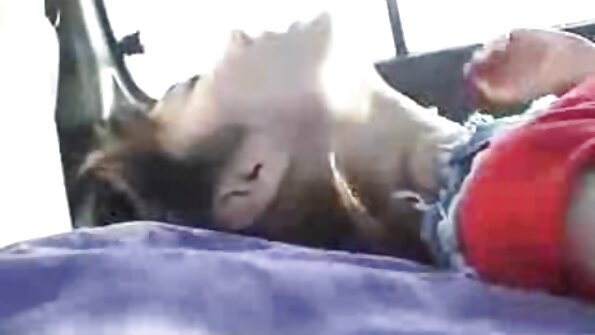 කෙනා ජේම්ස්, ඇනස්ටේෂියා නයිට් සහ ජේන් වයිල්ඩ් ලිංගික සෙල්ලම් බඩු සමඟ විනෝද වෙති