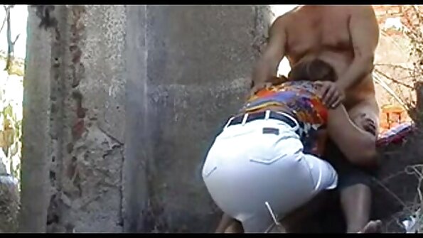 ජිනා පෙම්වතාගේ කුකුළා ඇගේ අශික්ෂිත සුළු මව සමඟ බෙදා ගනී