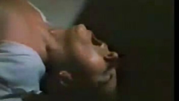 ඝන බෙදාහැරීමේ කාන්තාව අඳුරු සැරයටිය උරා බොමින්