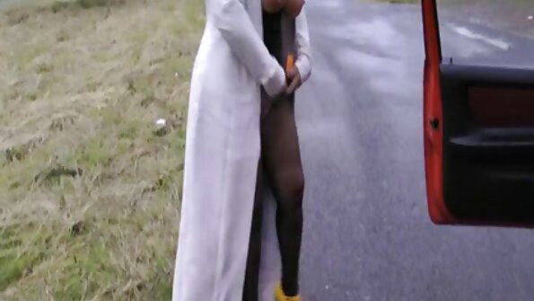 සෙත් ගැම්බල් පවුම් තටාකය අසල බ්ලොන්ඩිට ගැලපේ