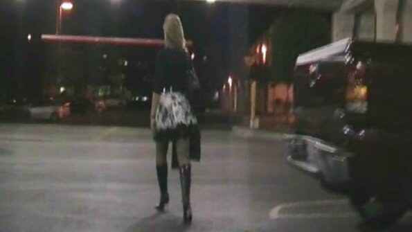 අඳුරු හිසකෙස් ඇති නයෝමි වුඩ්ස් සහ සෙරීනා බ්ලෙයාර් ඇඳේ විනෝද වෙති