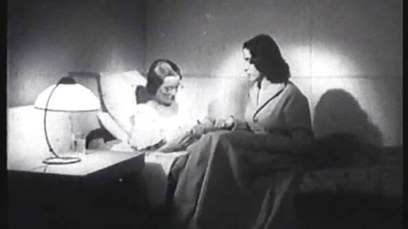 සුදුමැලි සමක් ඇති යොවුන් වියේ පසුවන ඩොලි ලිට්ල් ඇගේ රැවුල කපන ලද පුක සරඹයි