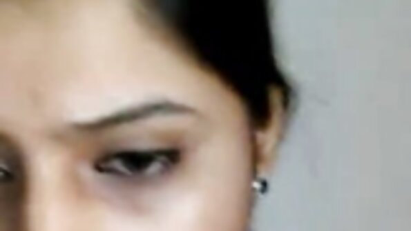 විකෘති MILF Mercedes Carrera පන්තිකාමරය තුළ නොසන්සුන් සිසුවෙකුට කෙලවයි