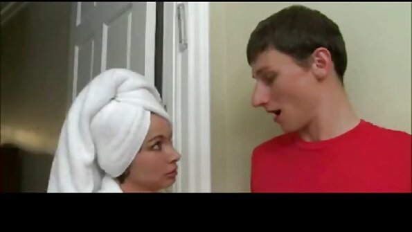 Hot Layla Love කුකුළා මතට ​​පැන ක්‍රීම්පියක් ලබා ගනී