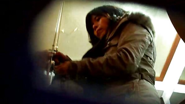 පුංචි බබා ඇගේ ඇඳේ ස්වයං වින්දනයේ යෙදෙනවා