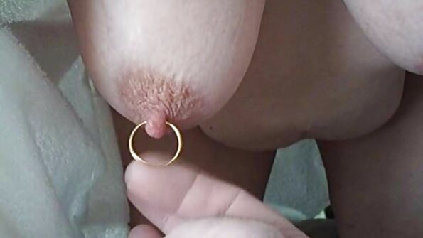 රොක්සි රයිසින්ස්ටාර් ඝන ඩික් එකක් සඳහා ඇගේ කකුල් පුළුල් ලෙස විහිදුවයි