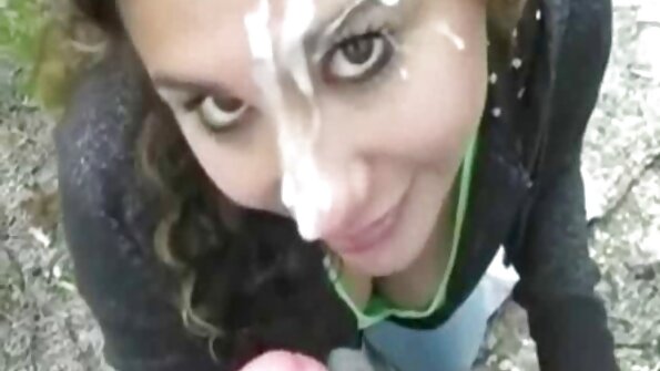 Petite brunette කඳවුරු බැඳීමට හා මගුලට කැමතියි