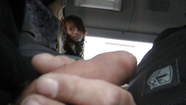 ස්පන්කි නවක සෙරා රයිඩර් POV හි සුළු සහෝදරයාගේ කුකුළාට සේවය කරයි