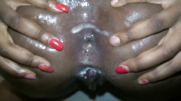 Naughty brunette නොමිලේ බ්ලෝ ජොබ් එකක් දුන්නා