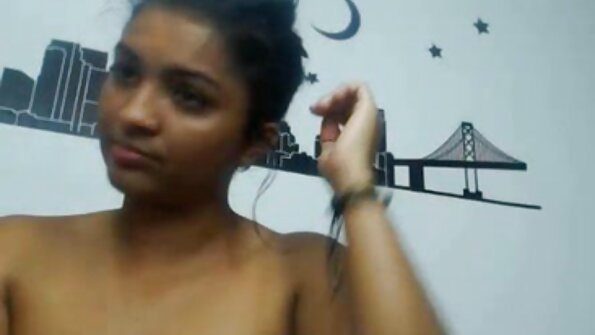 වක්‍ර brunettes දෙදෙනෙකු ඔවුන්ගේ පුක ගැඹුරට විනිවිද යයි