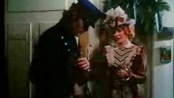 සිහින් ගැහැණු ළමයා ඇගේ මහල් නිවාසයේදී උගුරේ අමාරුවට ලක් විය