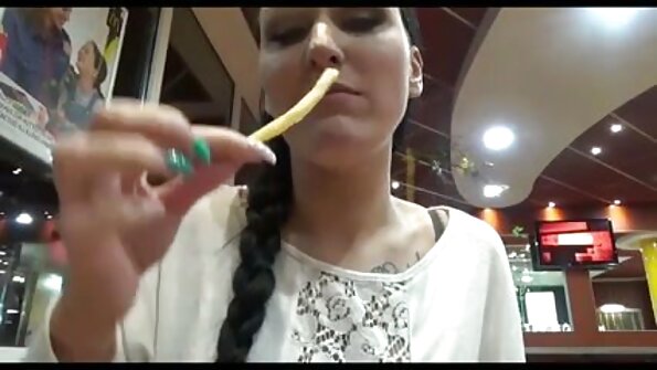 ප්‍රාදේශීය වෙළඳසැලකින් බ්ලොන්ඩ් කෙලෙව්වා