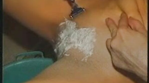 උස රතු හිස MILF ලෝරන් ෆිලිප්ස් ඇඳේ සිටින බාල දැරියට කෙලවයි