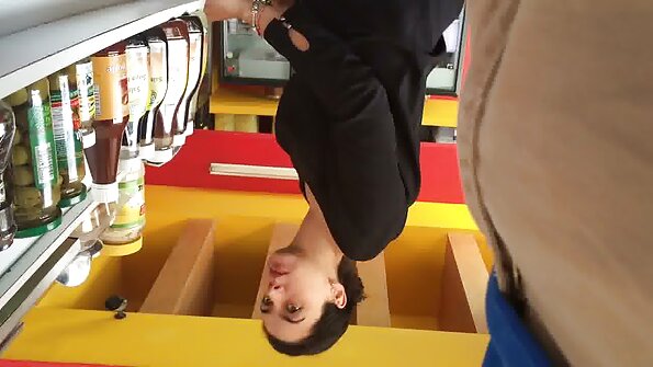 දඩබ්බර සේවිකාව ඉඟි ලබා ගන්නේ කෙසේදැයි දනී