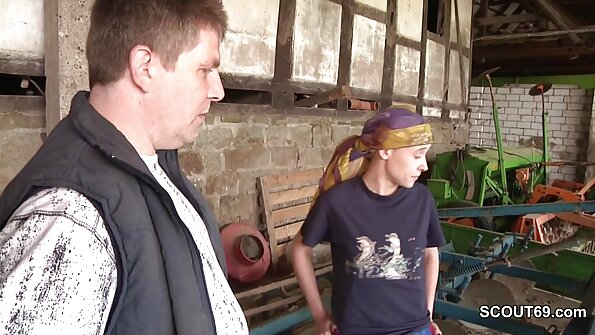 Tattoed blonde පිරිමින් තෘප්තිමත් කරන්නේ කෙසේදැයි දනී