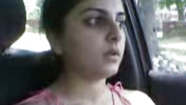 වික්ටෝරියා වොක්ස්ක්ස් ඇගේ රැවුල කපන ලද පුකට විවිධ ඉරියව්වලින් කෙලවා ගනී