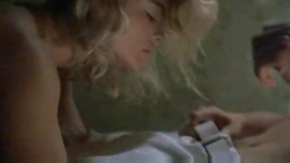 Mackenzie Moss කෙලවෙන ගමන් චෙරිගේ පුකේ ලෙවකනවා