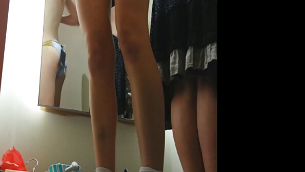 උණුසුම් brunette දුම් පානය ඇගේ මිතුරන් විනෝද වේ