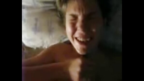 ආකර්ශනීය යෞවනිය ඇගේ හොඳ මිතුරියට කෙලවමින් සිටී