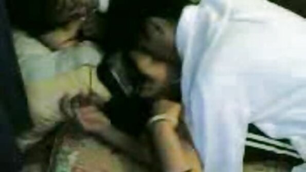 නීනා එල්ලේ ඇගේ ඉස්ම සහිත තනපුඩු මත පිපිරෙන තෙක් තද පතුවළ උරා බොයි