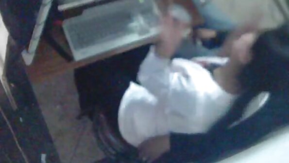 නිල් ඇස් ඇති හුරුබුහුටි තම පුක මුදලට ලබා දෙයි