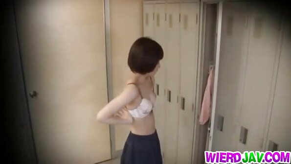 රැලි සහිත කෙස් කළඹක් ලස්සන මගුලකින් පසු මුහුණ පිරිසිදු කරයි