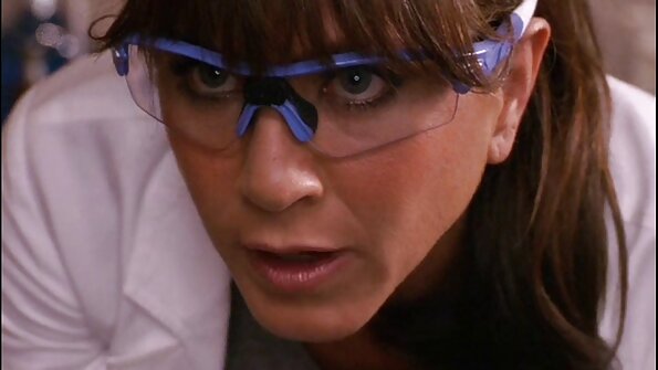 MILF Seraphina විශාල බූරුවෙකු සමඟ කැමරාව ඉදිරිපිට ස්වයං වින්දනයේ යෙදේ