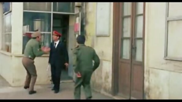 දහඅට හැවිරිදි ලැටිනා වාත්තු කිරීමට දක්ෂයි