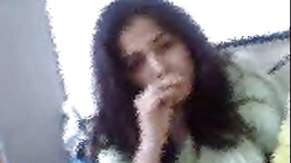 සුළු මව මැගී ග්‍රීන් විශාල තනපුඩු ඇති ඇගේ සුළු පුතා සමඟ කෙලෙසමින් සිටී