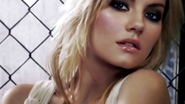 එම්බර් ස්නෝ උනන්දුවෙන් උරා බොමින් තඩි ස්පන්දන කුකුළා