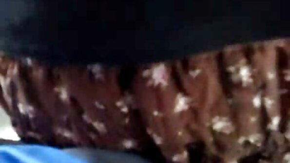 බබාලා දෙන්නෙක් එකිනෙකාට කෙලවනවා