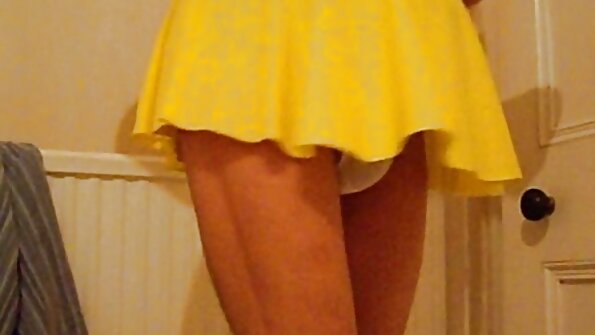 කකුල් සහිත brunette විශාල කුකුළෙකු සමඟ ඇගේ බූට්ලට් පුරවා ඇත